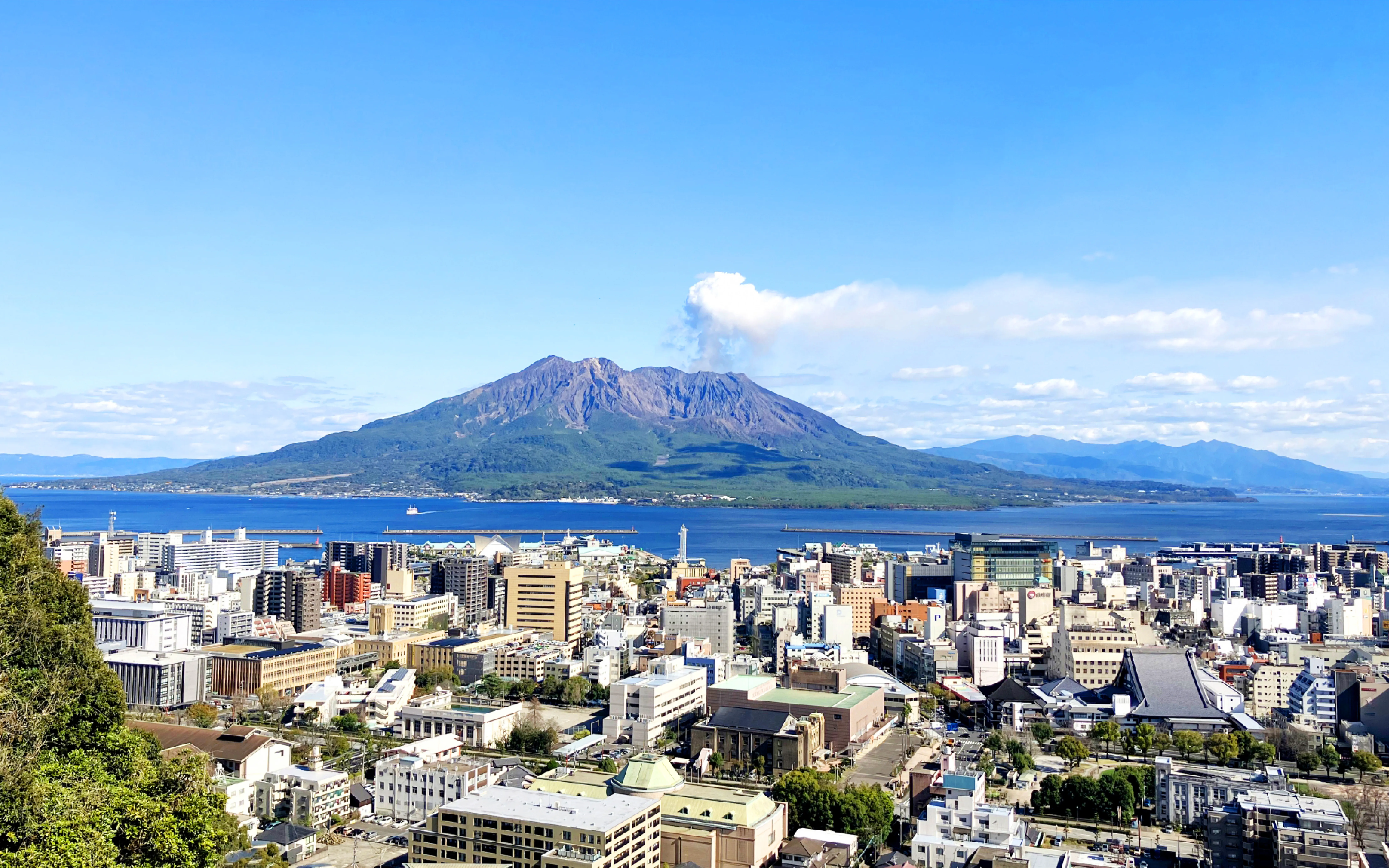 鹿児島市から見える桜島写真